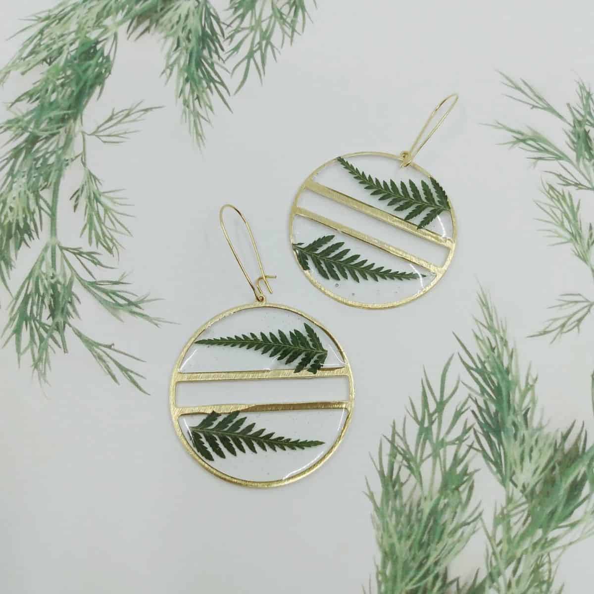 Geometric gold earrings with fern in resin