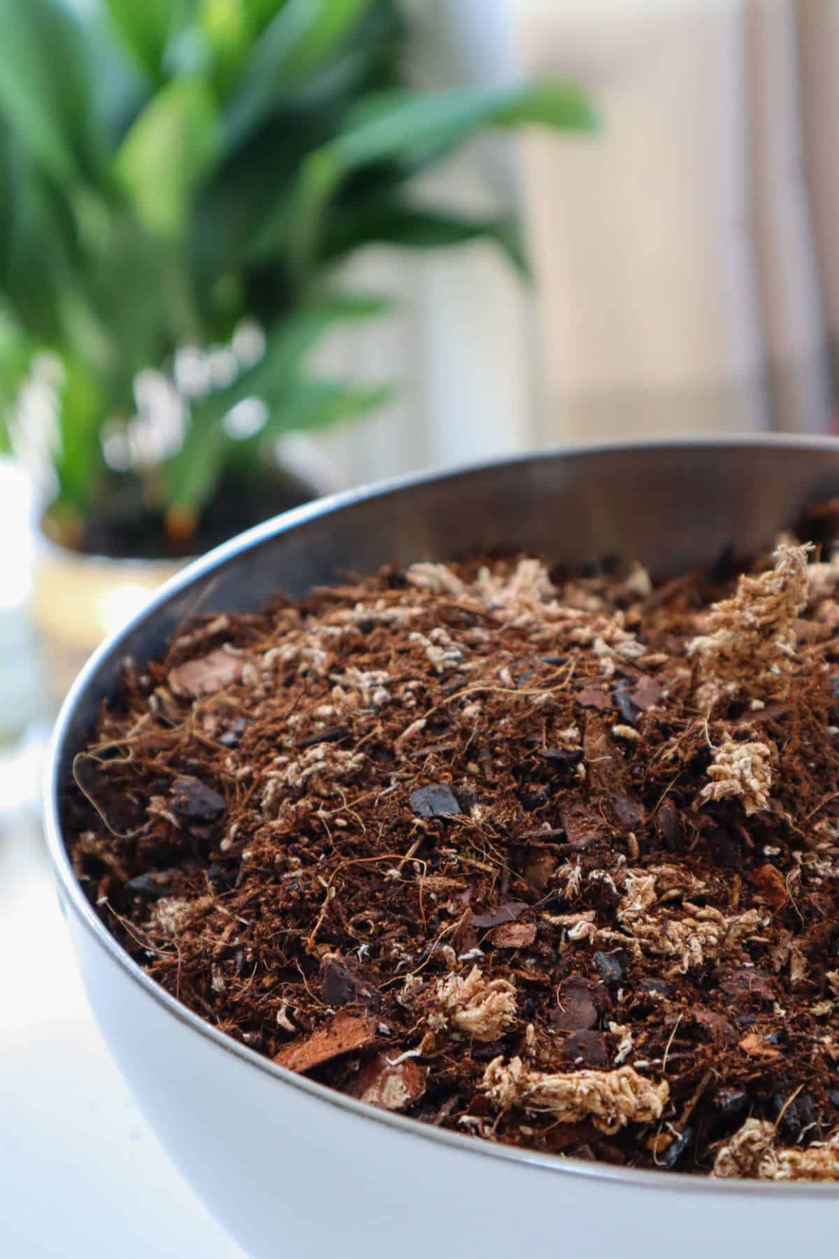 Preparation of soil mixture from fertile compost, humus and vermiculite on  black garbage bag floor in garden. Mixing the soil components for the  preparation of the substrate for transplanting plants. Stock Photo